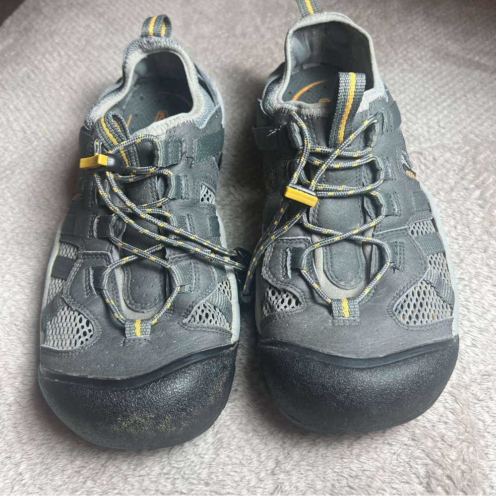 Keen | Closed toe woman’s sport sandal | 8.5 | gray with yellow accents